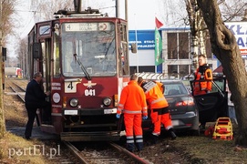 Grunwaldzka: zderzenie tramwaju z osobówką