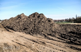 Równają teren pod budowę basenu