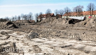 Równają teren pod budowę basenu