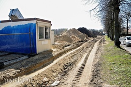 Równają teren pod budowę basenu