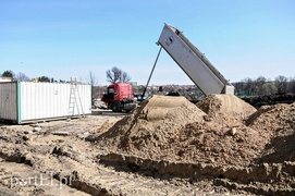 Równają teren pod budowę basenu