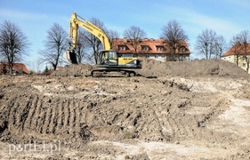 Równają teren pod budowę basenu