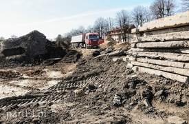 Równają teren pod budowę basenu