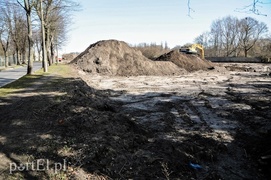 Równają teren pod budowę basenu