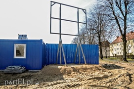 Równają teren pod budowę basenu