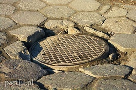 Zapadająca się studzienka  na ul. Zajchowskiego przy bramie do Żłobka nr 4. Zdjęcie wykonał pan Krzysztof.