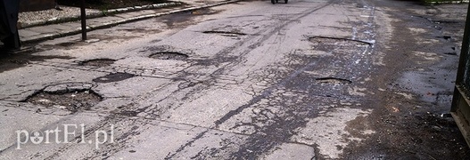 Zdjęcie dziur na ulicy Królewieckiej koło budynku dawnego Plastyku. Autorem zdjęcia jest pani Ania.
