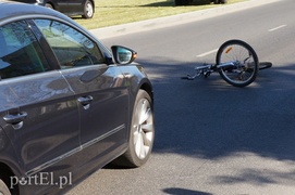 Rowerzysta wjechał w volkswagena