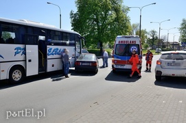 Audi wjechało wprost pod autokar