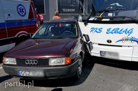 Audi wjechało wprost pod autokar