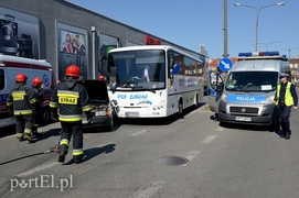 Audi wjechało wprost pod autokar