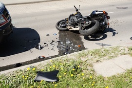 Wypadek na Wiejskiej - motocyklista ciężko ranny
