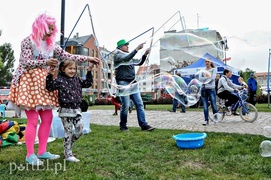 Rodzinny piknik na bulwarze