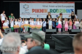 Rodzinny piknik na bulwarze