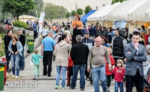 Rodzinny piknik na bulwarze