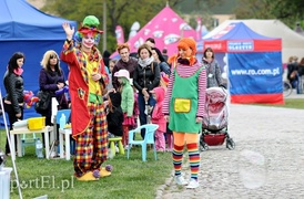 Rodzinny piknik na bulwarze