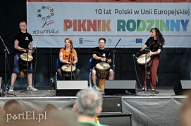 Rodzinny piknik na bulwarze
