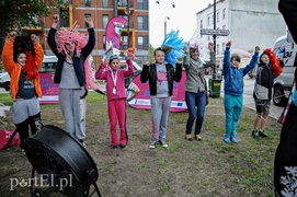 Rodzinny piknik na bulwarze