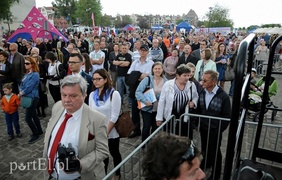 Rodzinny piknik na bulwarze