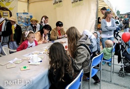 Rodzinny piknik na bulwarze