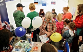 Rodzinny piknik na bulwarze