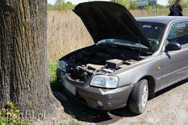 Karczowiska Górne: hyundaiem w drzewo