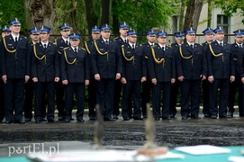 Medale, awanse i ... całusy dla strażaków