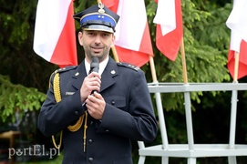 Medale, awanse i ... całusy dla strażaków