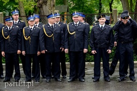 Medale, awanse i ... całusy dla strażaków