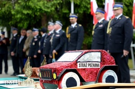 Medale, awanse i ... całusy dla strażaków