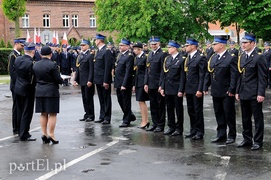 Medale, awanse i ... całusy dla strażaków