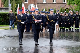 Medale, awanse i ... całusy dla strażaków