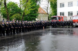 Medale, awanse i ... całusy dla strażaków
