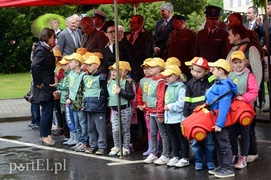 Medale, awanse i ... całusy dla strażaków
