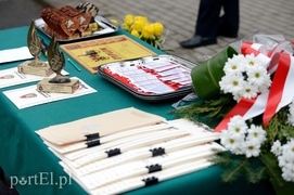 Medale, awanse i ... całusy dla strażaków