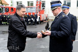 Medale, awanse i ... całusy dla strażaków
