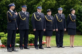 Medale, awanse i ... całusy dla strażaków