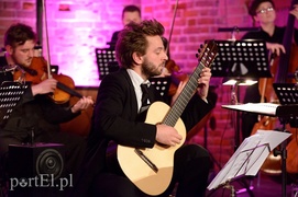 Elbląg o zmierzchu, czyli EOK i chłopak  z gitarą