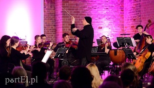 Elbląg o zmierzchu, czyli EOK i chłopak  z gitarą