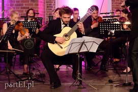 Elbląg o zmierzchu, czyli EOK i chłopak  z gitarą