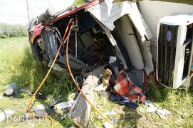 Kazimierzowo: ciężarówką w drzewo