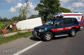 Kazimierzowo: ciężarówką w drzewo