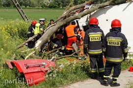 Kazimierzowo: ciężarówką w drzewo