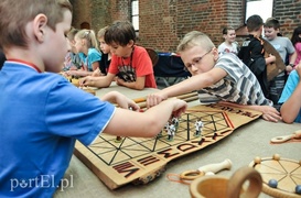 Proszę pana, dlaczego ten hełm ma dziurki?