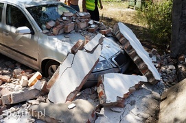 Mur runął na samochód