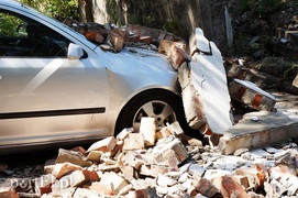 Mur runął na samochód