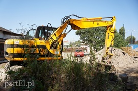 Mur runął na samochód