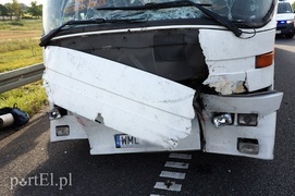 S7: autokar uderzył w tył cysterny