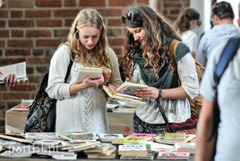 Wielka wyprzedaż w bibliotece