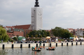 Gigantyczna piłka na rzece